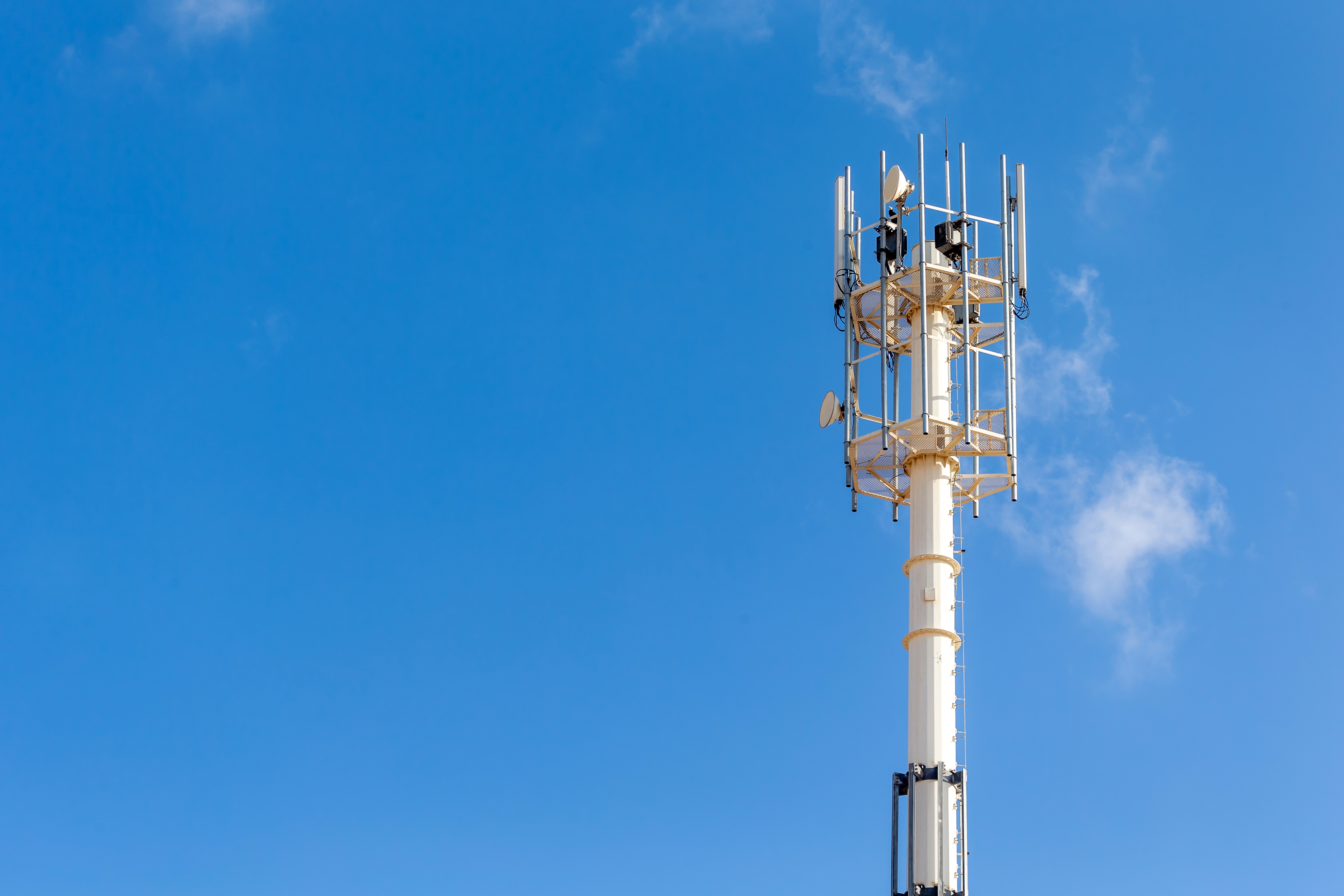 Telecomunicaciones y torre celular, equipos de telecomunicaciones de redes de radio 4G y 5G