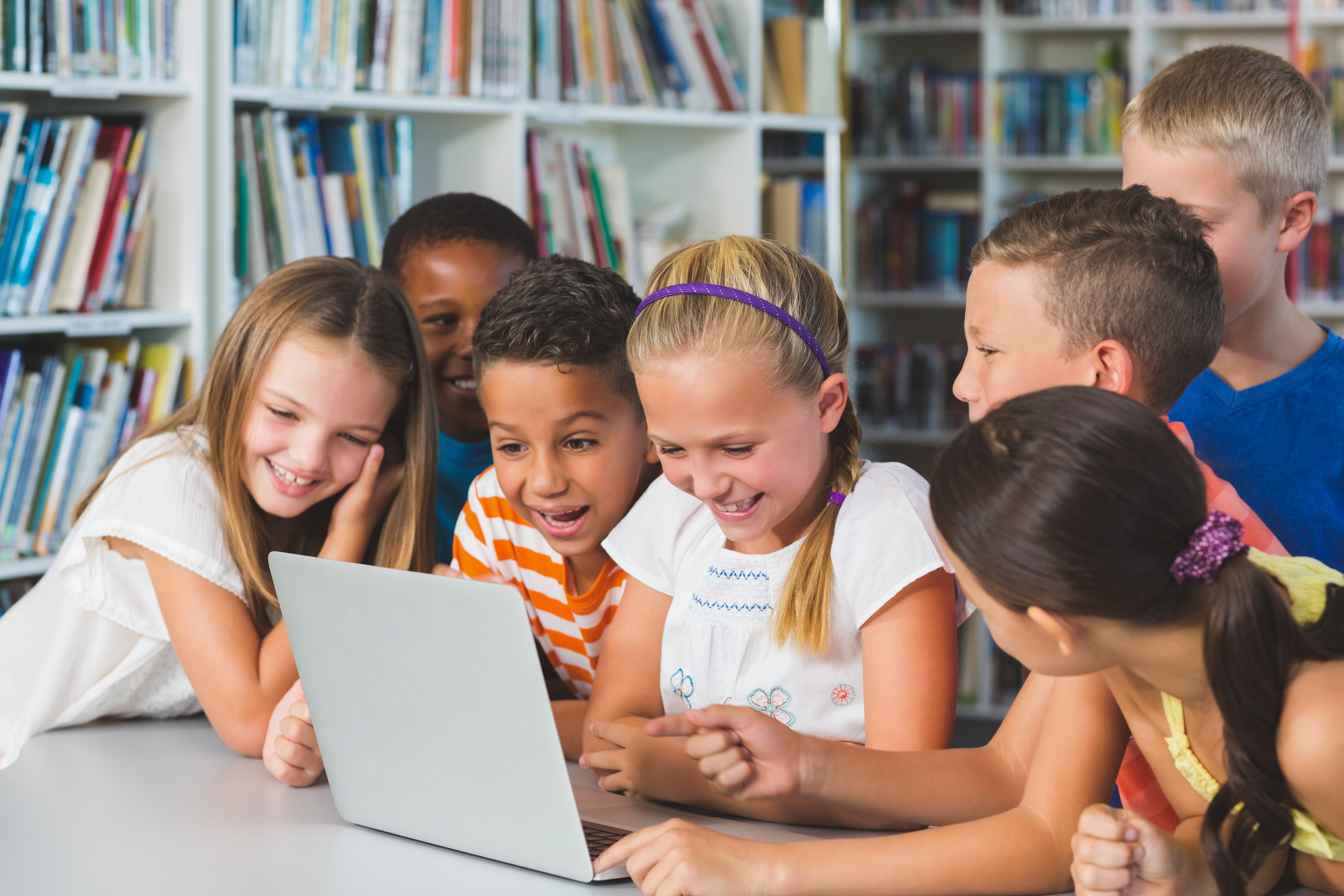 Niños frente a pantalla de ordenador