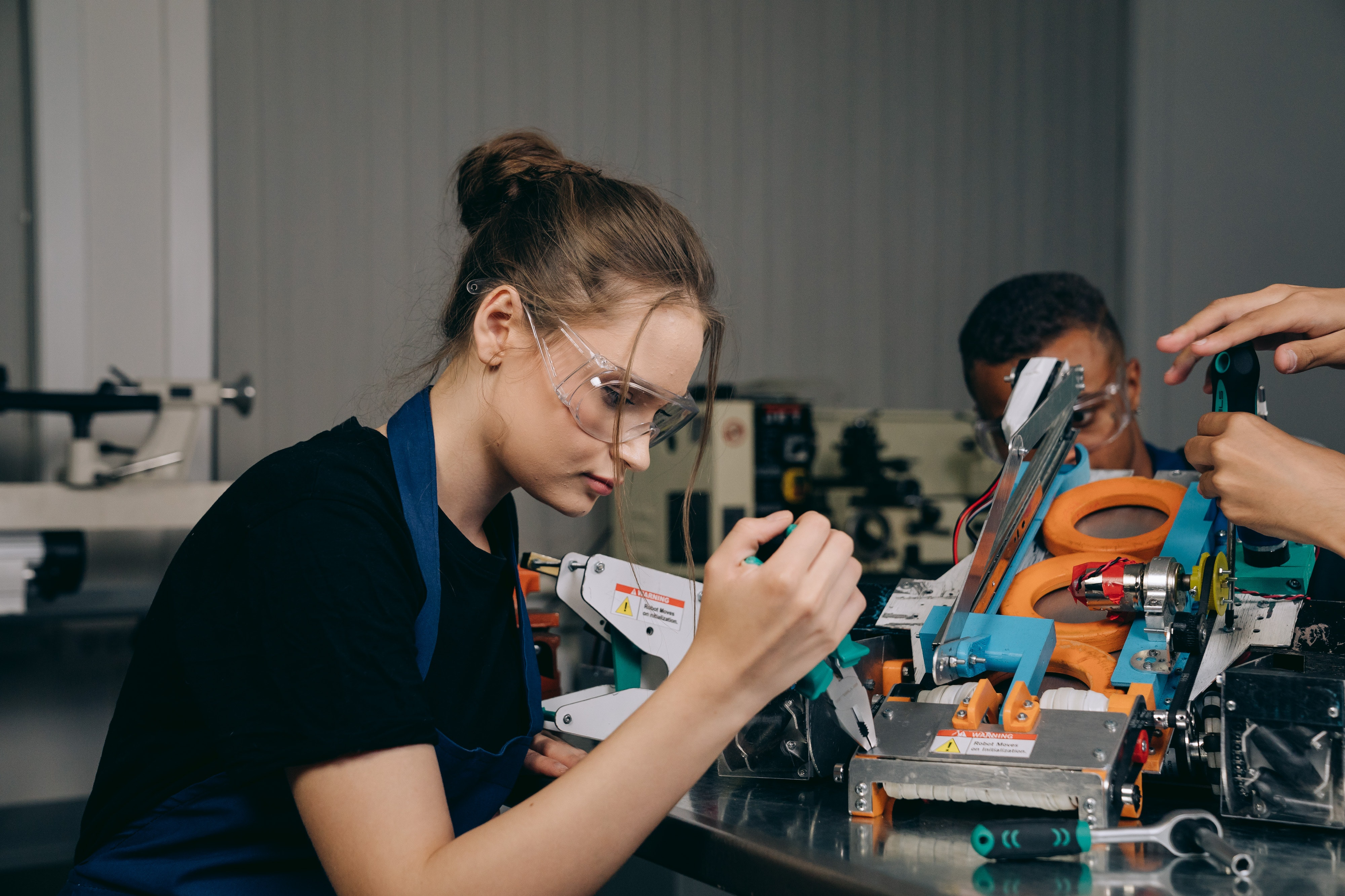 Mujer diseñando robot