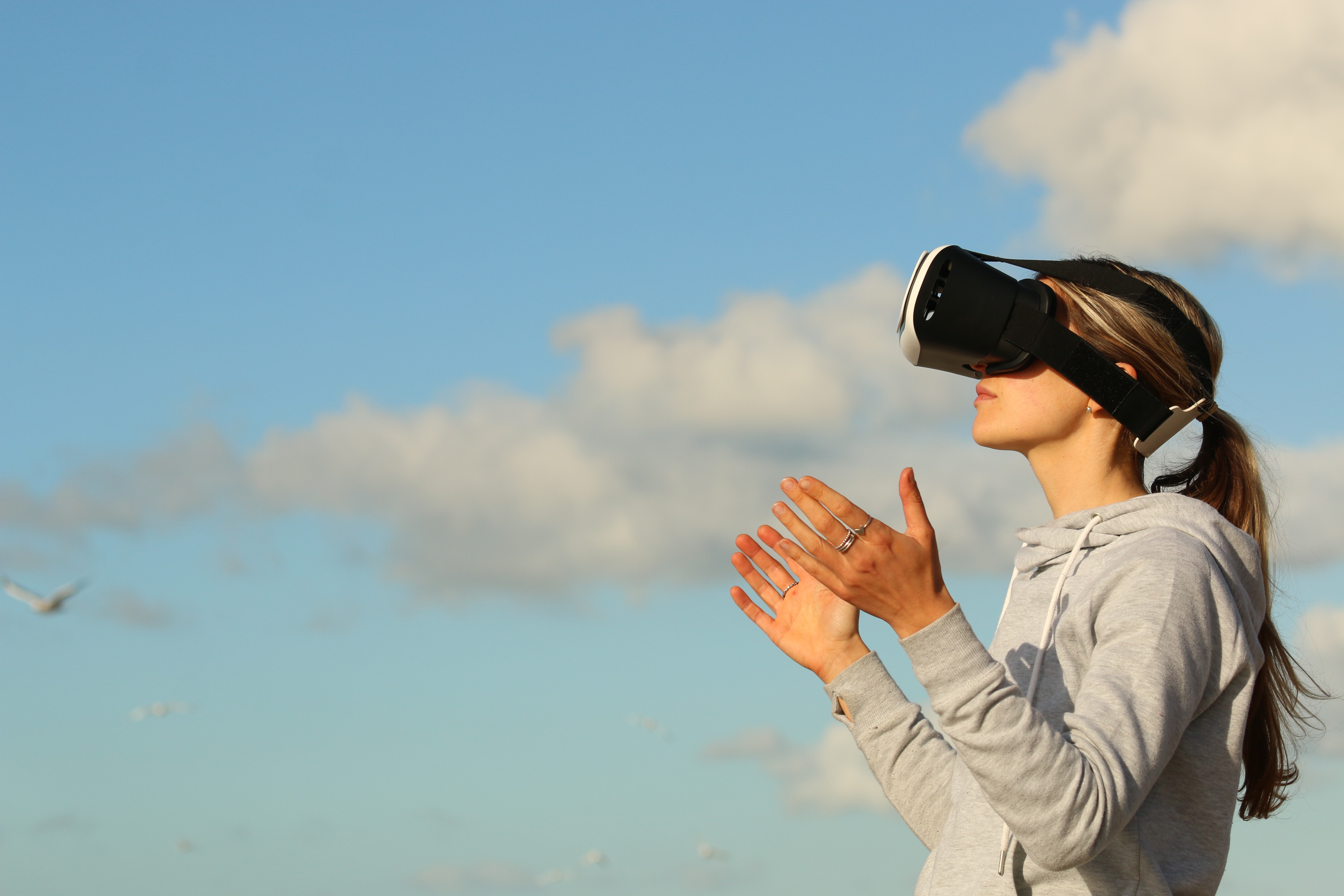 Mujer usando gafas de realidad virtual