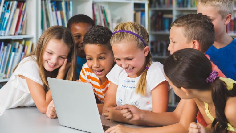 Niños frente a pantalla de ordenador
