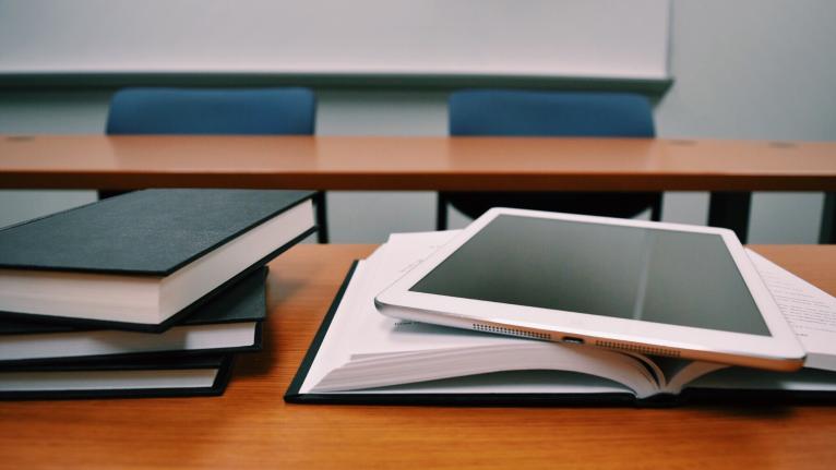 Libros y una tablet en un escritorio